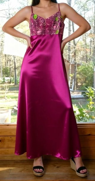 Vestido de fiesta color berenjena con bordado.