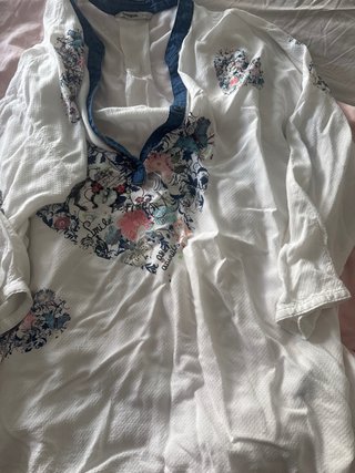 Camisa blanca con tachitas