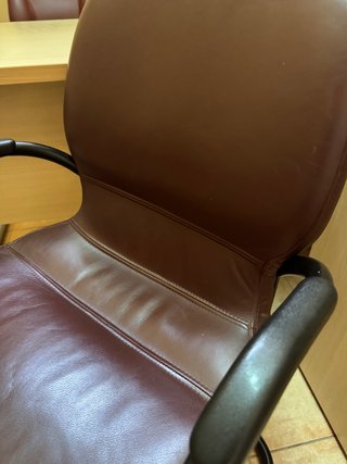 Silla de oficina en piel como nueva