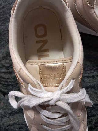 Deportivas ONLY beige y doradas mujer