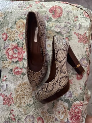 Lote 5 pares zapatos mujer, y regalo reloj.