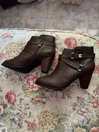 Lote 5 pares zapatos mujer, y regalo reloj.
