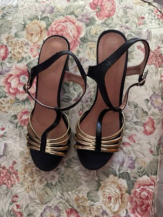 Lote 5 pares zapatos mujer, y regalo reloj.
