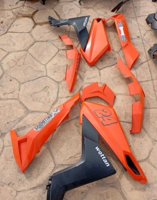 Plásticos de motor Naranja y Negro