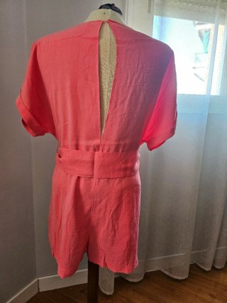 Mono rosa corto con cinturón