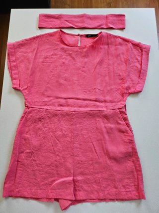 Mono rosa corto con cinturón