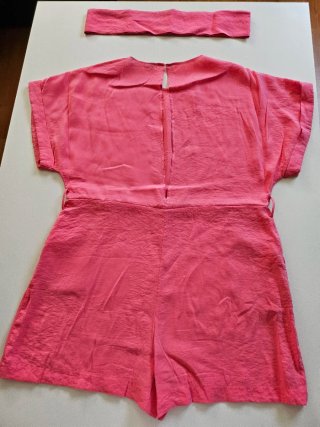 Mono rosa corto con cinturón