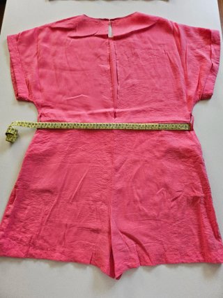 Mono rosa corto con cinturón