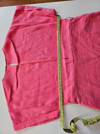 Mono rosa corto con cinturón