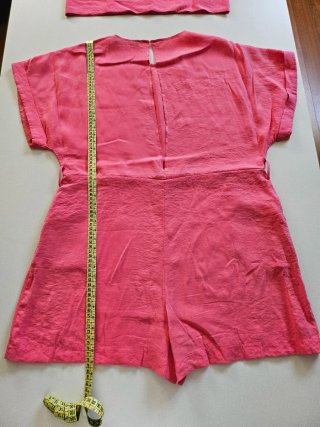 Mono rosa corto con cinturón