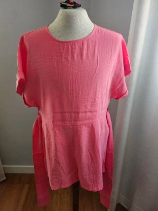 Mono rosa corto con cinturón