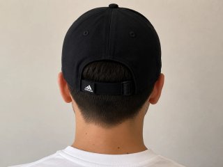 Gorra Adidas negra ajustable con logo blanco