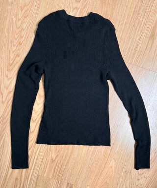 H&M. Jersey canalé negro. Talla M.