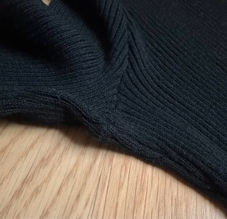 H&M. Jersey canalé negro. Talla M.