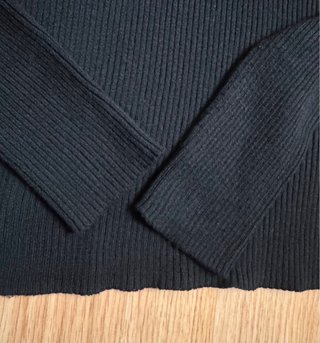 H&M. Jersey canalé negro. Talla M.