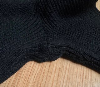 H&M. Jersey canalé negro. Talla M.