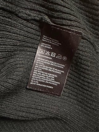 H&M. Jersey canalé negro. Talla M.