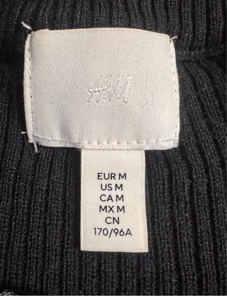 H&M. Jersey canalé negro. Talla M.