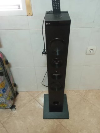 Torre de Sonido LG Negra con su mando