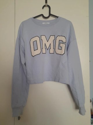 Sudadera Bershka OMG azul cropped