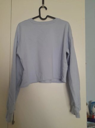 Sudadera Bershka OMG azul cropped
