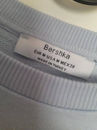 Sudadera Bershka OMG azul cropped