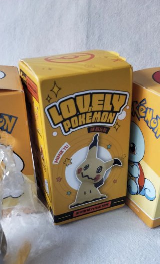 Lote Pokémon: Figuras, cartas, gafas y peluche.