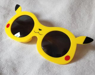 Lote Pokémon: Figuras, cartas, gafas y peluche.
