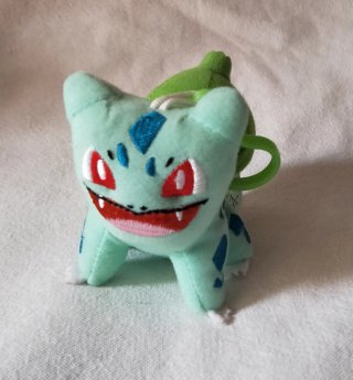Lote Pokémon: Figuras, cartas, gafas y peluche.