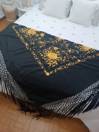 Precioso Mantón de Manila Bordado Negro y Dorado