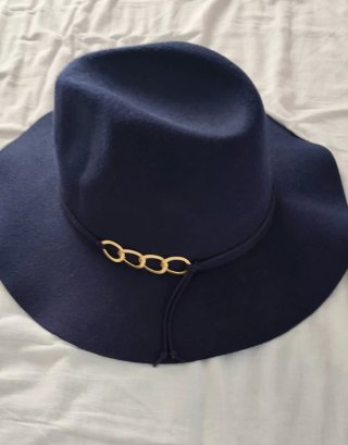 Sombrero azul con cadena dorada