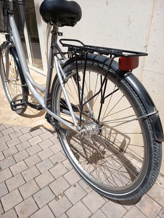 Bicicleta de Paseo Gris con Canasta. Buen Estado