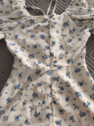 Vestido blanco con flores azules