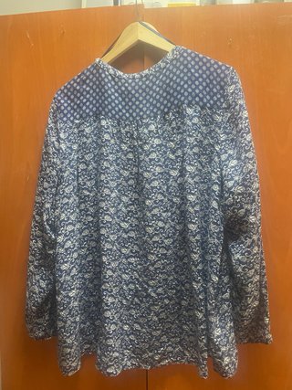 Camisa azul marino estampada