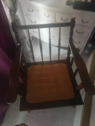 Sillon de madera con tapizado floral