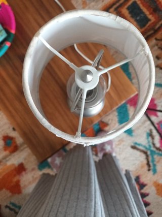 Lámpara de mesa Ikea plateada y blanca