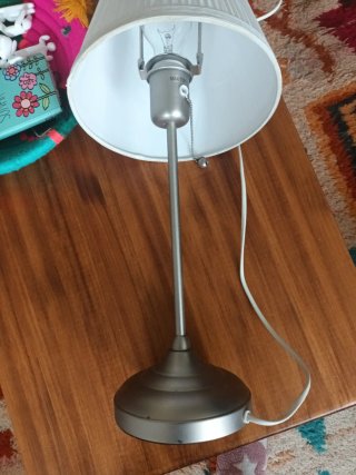 Lámpara de mesa Ikea plateada y blanca