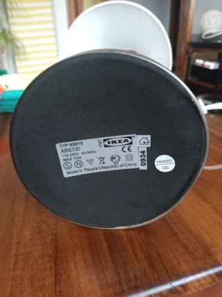 Lámpara de mesa Ikea plateada y blanca