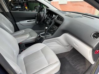 Peugeot 5008 2011