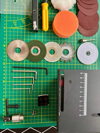 Mini sierra circular con accesorios