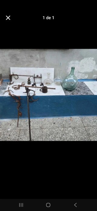 Lote de antigüedades: balanzas y botellas
