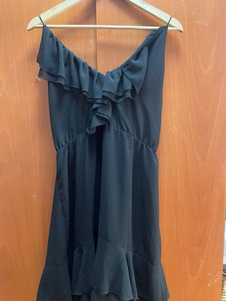 Vestido negro con volantes