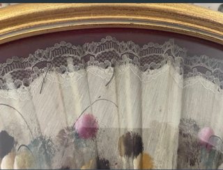 Antiguo abanico con abaniquera