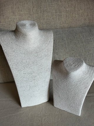 Expositores de bisutería beige y blanco en ratán.