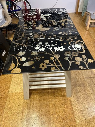 Mesa de cristal con caballetes