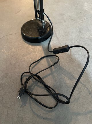 Lámpara de escritorio negra ajustable