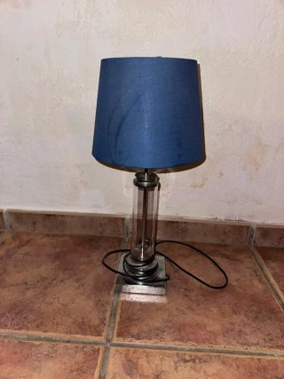Lámpara de mesa azul y plateada