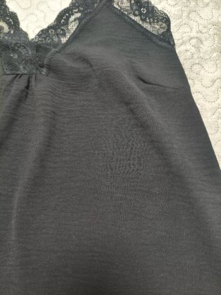 Top lencero negro con encaje Da bastante talla