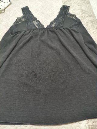 Top lencero negro con encaje Da bastante talla