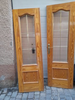 Puertas de roble con cristal y otras sin cristal